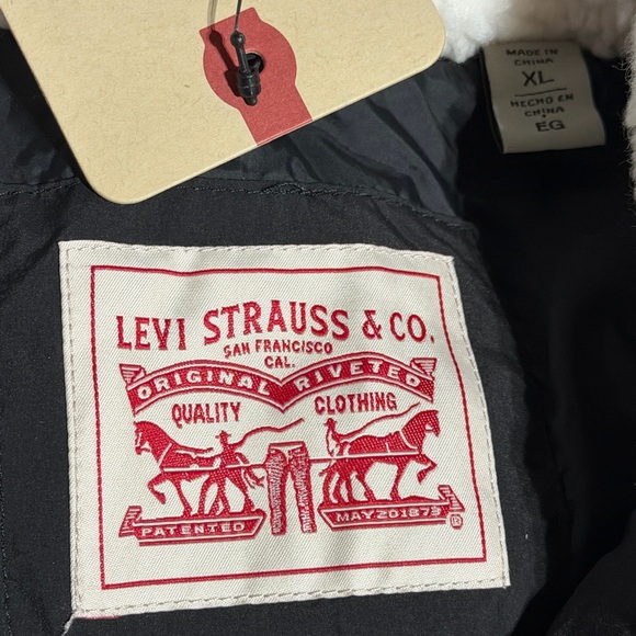 Levi's Black and Tan Puffer Vest - Picture 3 of 5